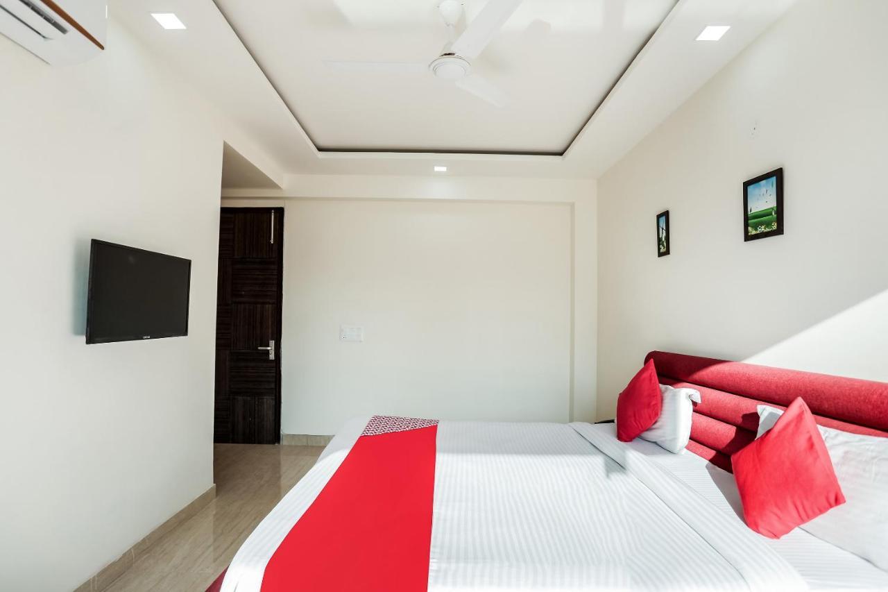 Oyo 65118 Hotel Vatika Gurgaon Exteriör bild